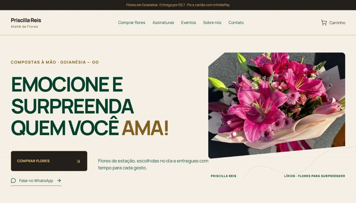 Página inicial da loja Priscilla Reis no computador, com o título “Emocione e surpreenda quem você ama!” e a foto de um buquê de lírios cor-de-rosa.