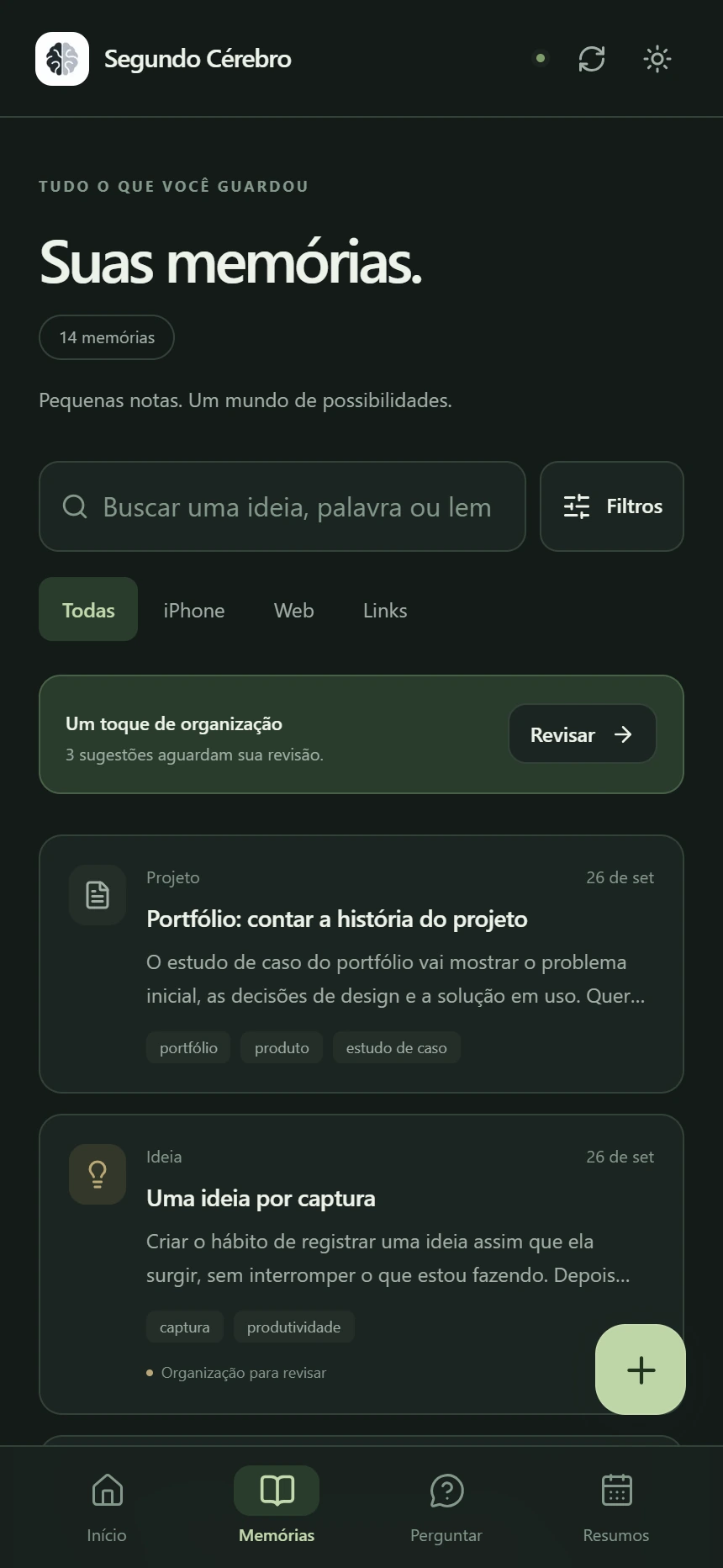 Biblioteca de memórias no celular, em tema escuro, com busca, filtros e cartões de memórias.